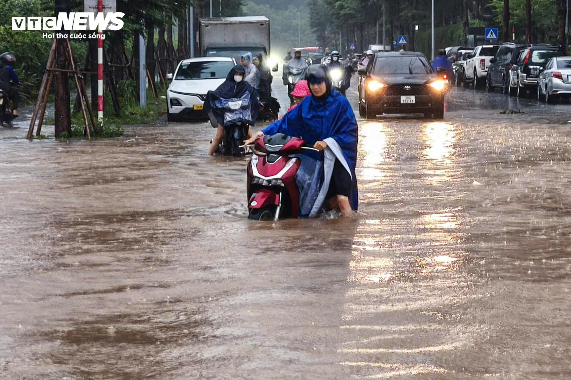 Hà Nội mưa lớn, Đại lộ Thăng Long ngập gần nửa mét, giao thông tê liệt kéo dài - 10