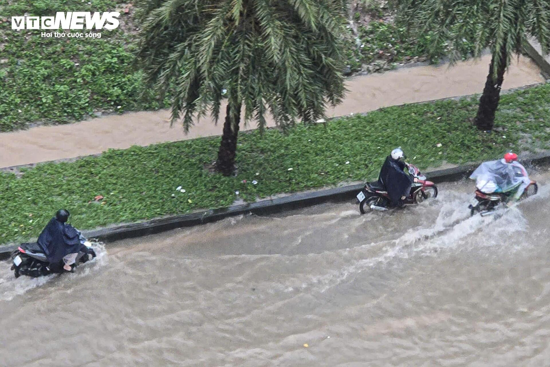 Hà Nội mưa lớn, Đại lộ Thăng Long ngập gần nửa mét, giao thông tê liệt kéo dài - 4