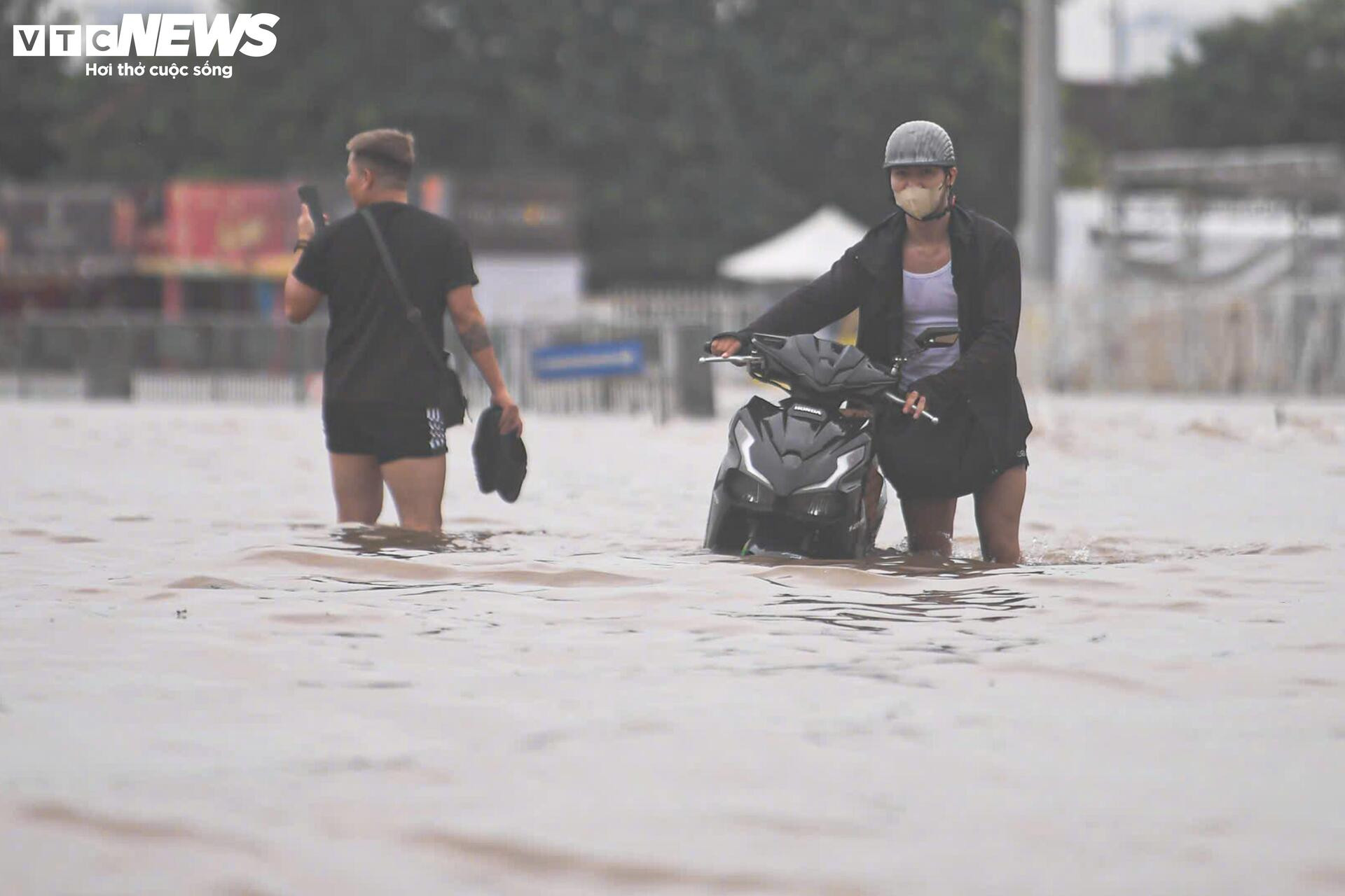 Mưa lớn biến Mỹ Đình thành biển nước, dân trả trăm nghìn thuê kéo xe qua điểm ngập - 3