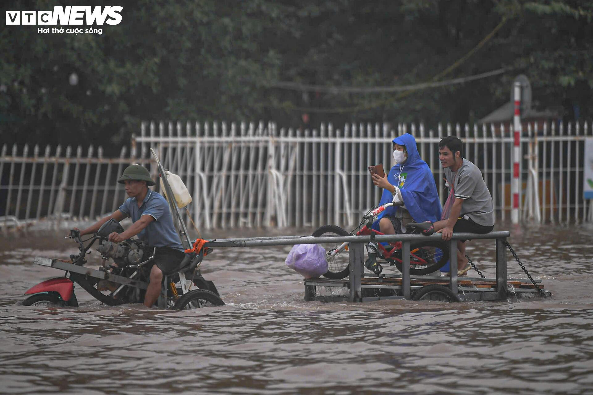 Mưa lớn biến Mỹ Đình thành biển nước, dân trả trăm nghìn thuê kéo xe qua điểm ngập - 6