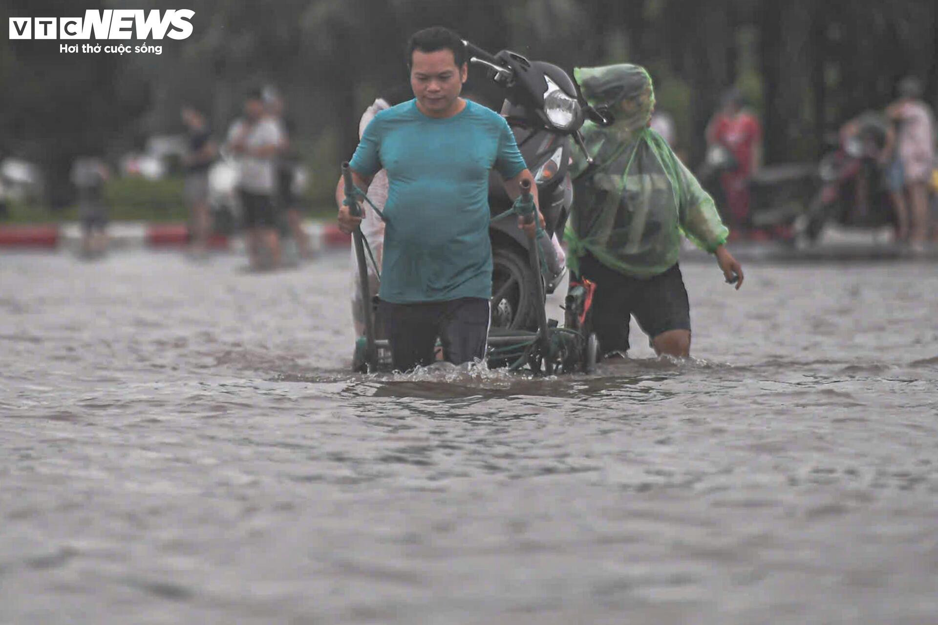 Mưa lớn biến Mỹ Đình thành biển nước, dân trả trăm nghìn thuê kéo xe qua điểm ngập - 5