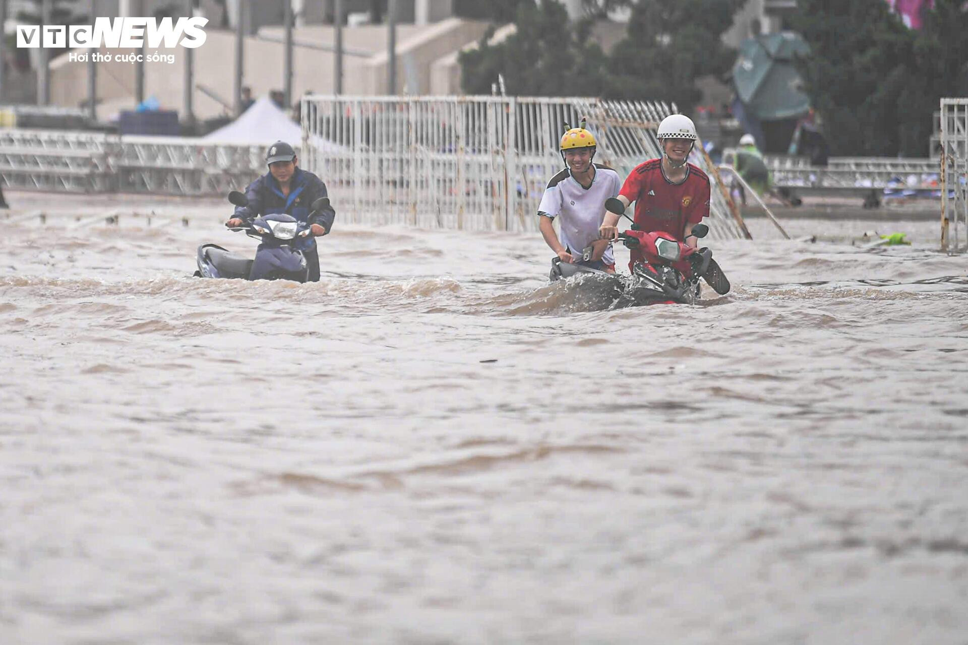 Mưa lớn biến Mỹ Đình thành biển nước, dân trả trăm nghìn thuê kéo xe qua điểm ngập - 2