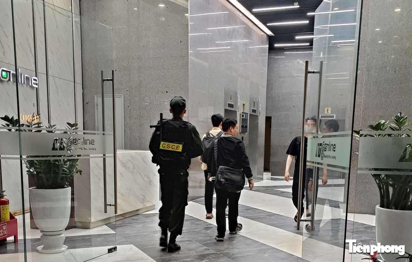 Cảnh sát có mặt tại tòa nhà, nơi đặt trụ sở công ty của Shark Bình. Ảnh: Thanh Phong