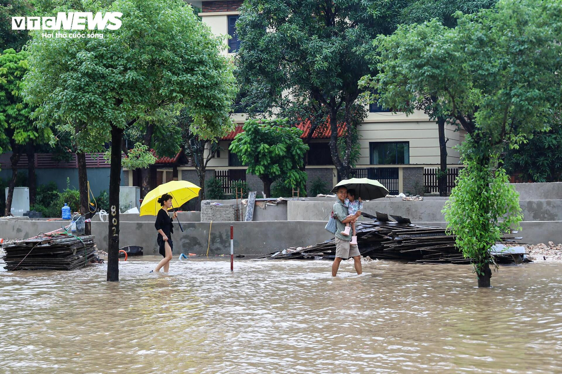 Ô tô ngập kín biển số, chủ xe bất lực chờ cứu hộ giữa biển nước - 12