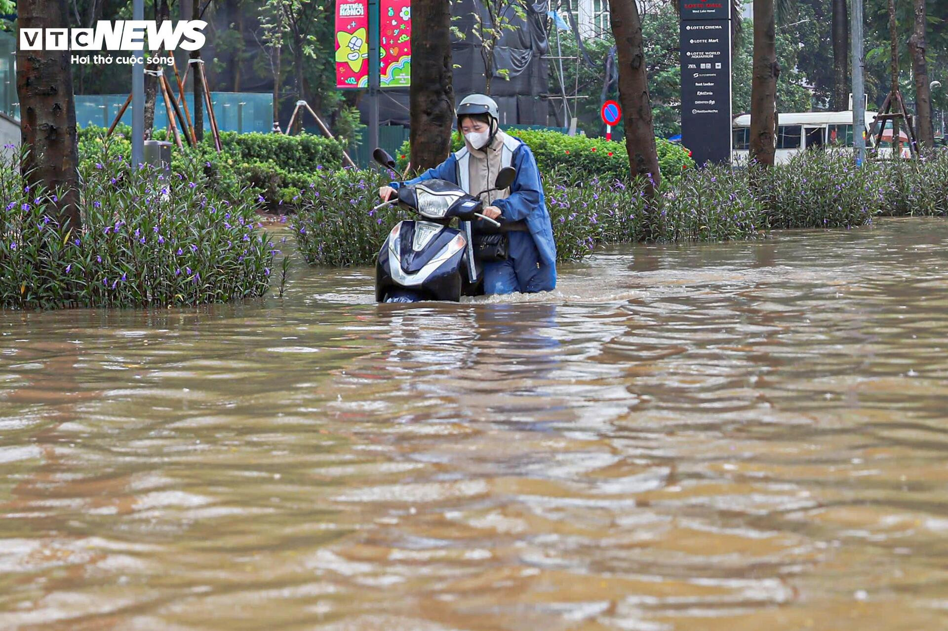 Ô tô ngập kín biển số, chủ xe bất lực chờ cứu hộ giữa biển nước - 8