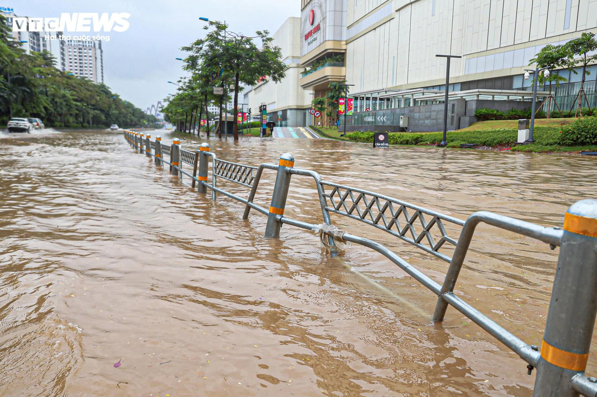 Ô tô ngập kín biển số, chủ xe bất lực chờ cứu hộ giữa biển nước - 10
