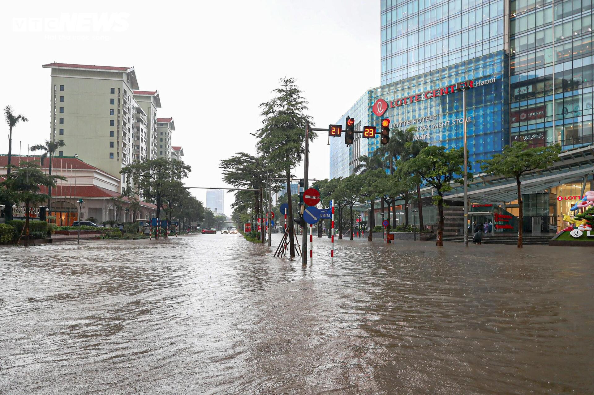 Ô tô ngập kín biển số, chủ xe bất lực chờ cứu hộ giữa biển nước - 1