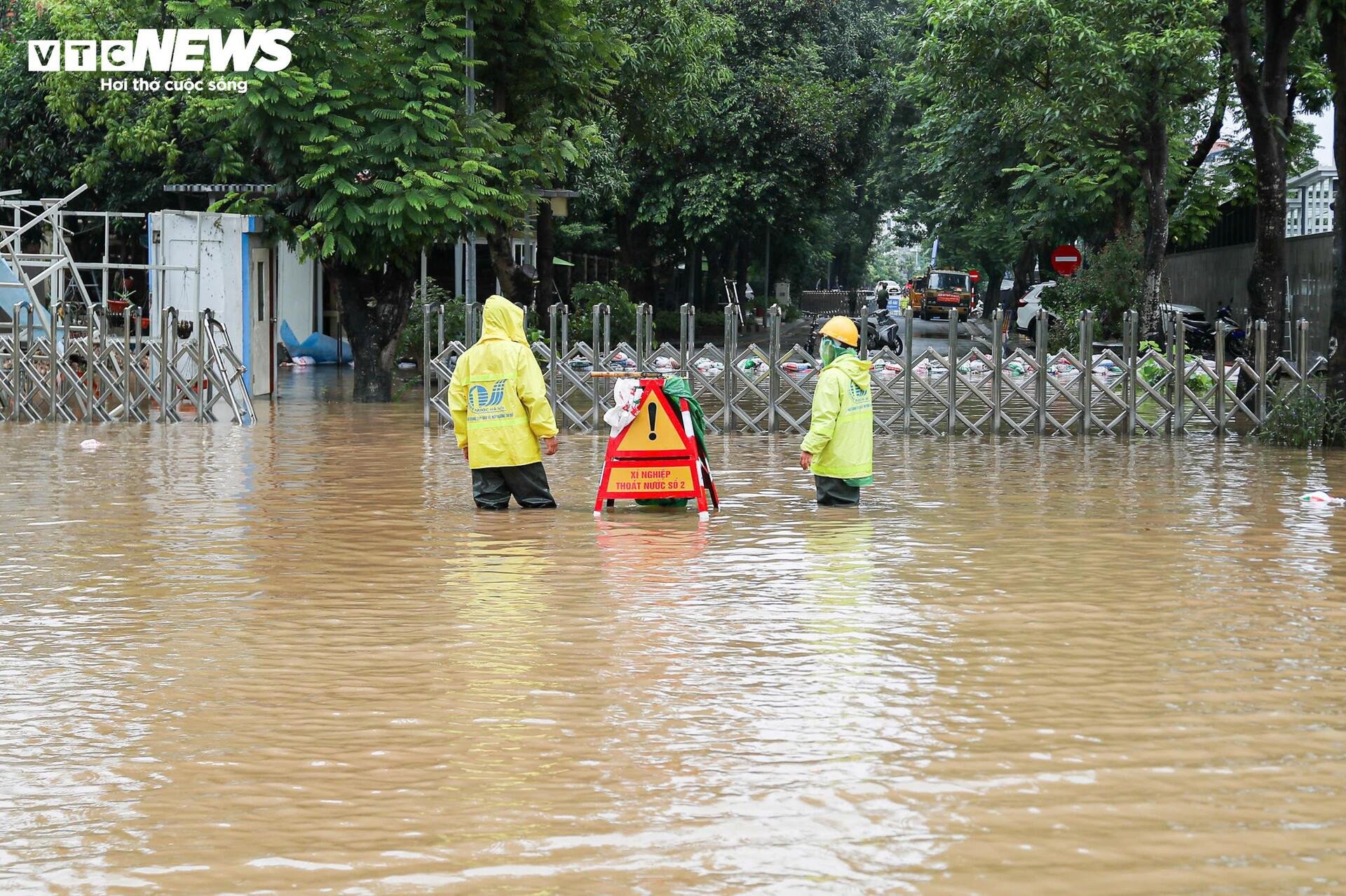 Ô tô ngập kín biển số, chủ xe bất lực chờ cứu hộ giữa biển nước - 9