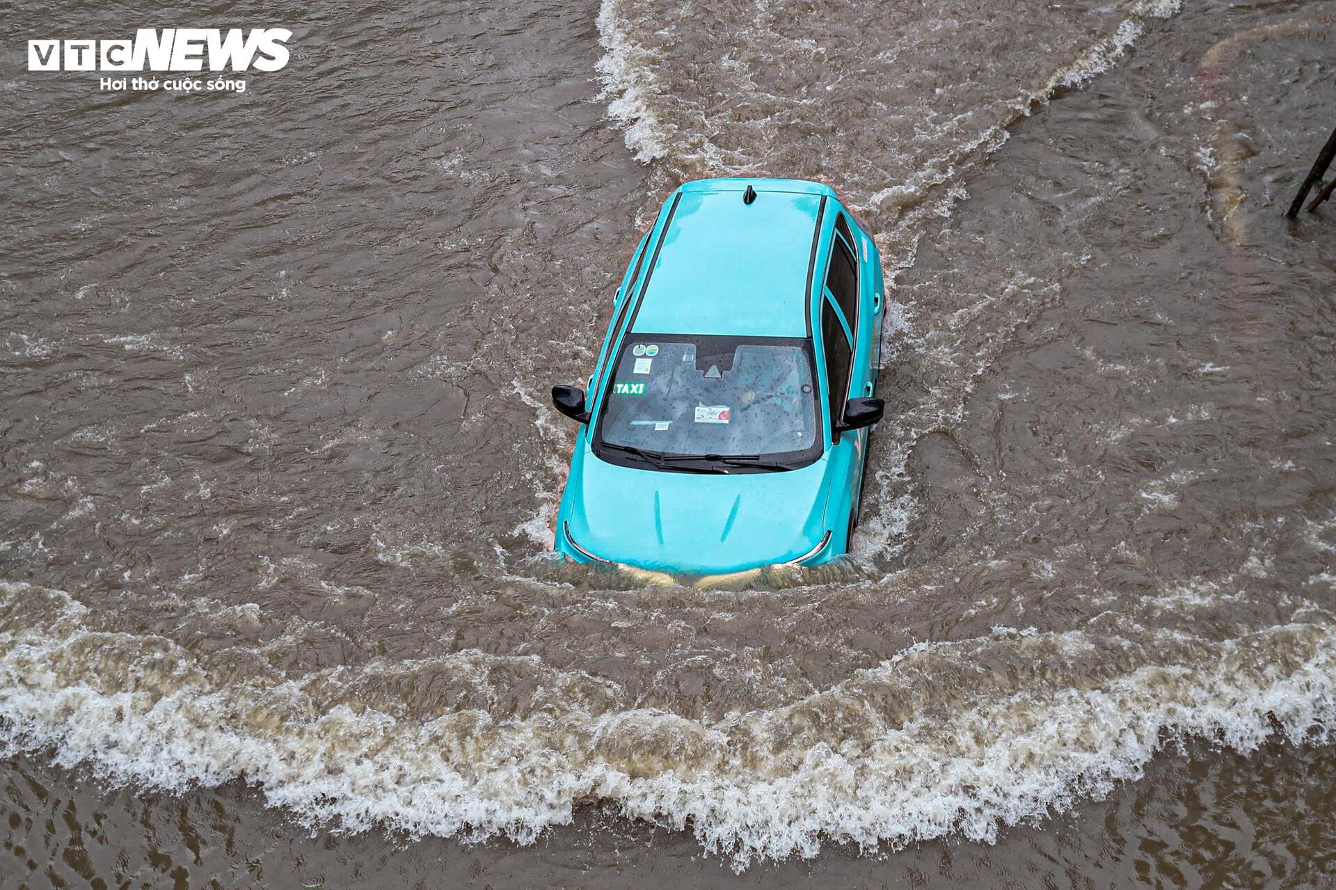 Ô tô ngập kín biển số, chủ xe bất lực chờ cứu hộ giữa biển nước - 2
