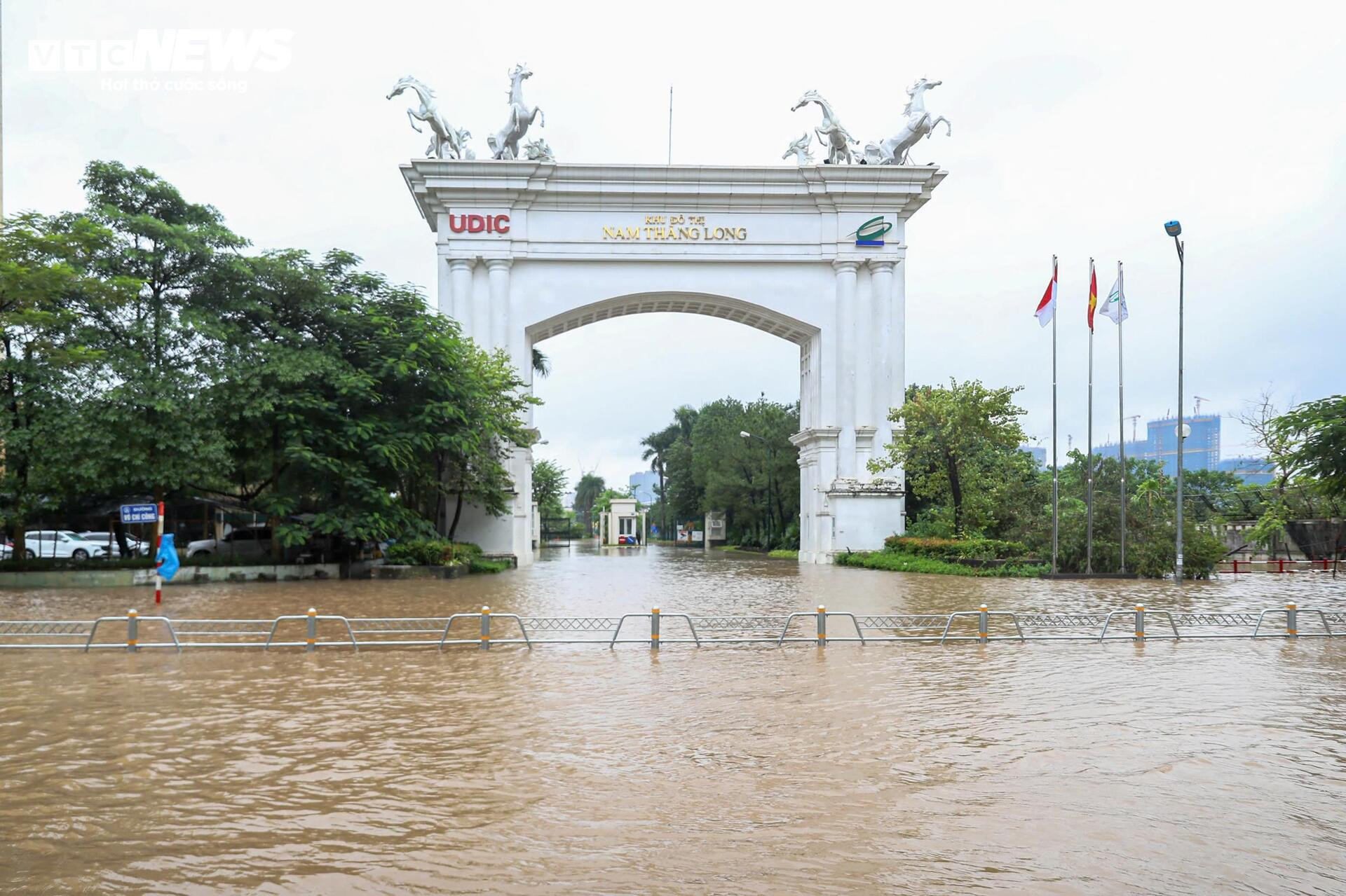 Ô tô ngập kín biển số, chủ xe bất lực chờ cứu hộ giữa biển nước - 11