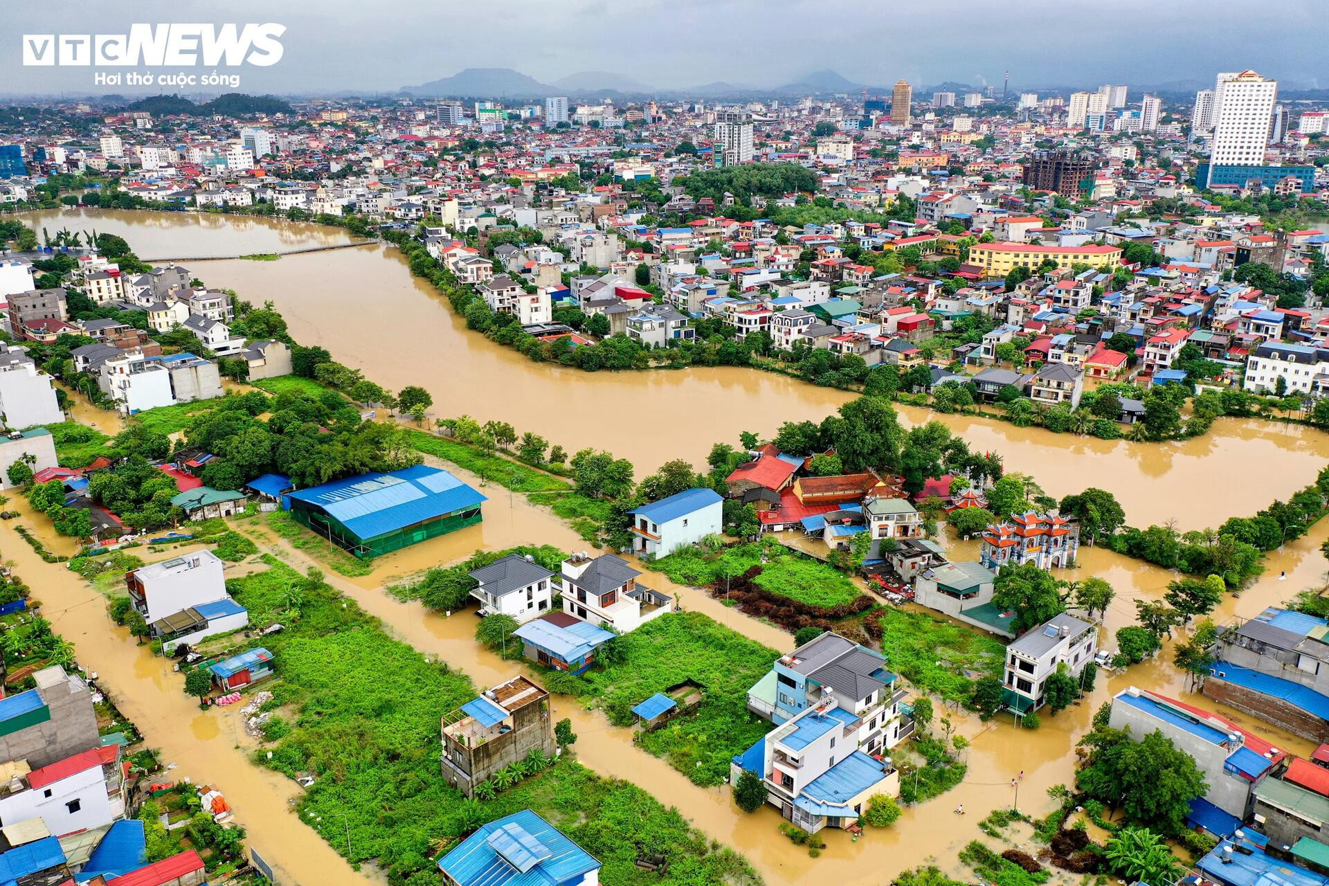 Phố trung tâm Thái Nguyên chìm trong biển nước, có nơi ngập gần nóc nhà - 7