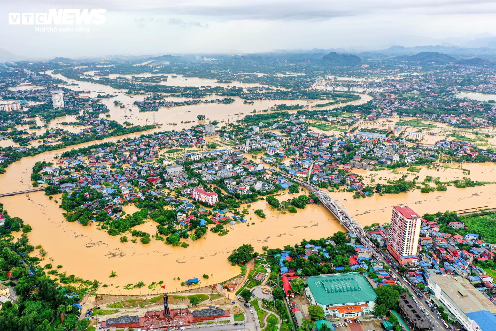 Phố trung tâm Thái Nguyên chìm trong biển nước, có nơi ngập gần nóc nhà - 2