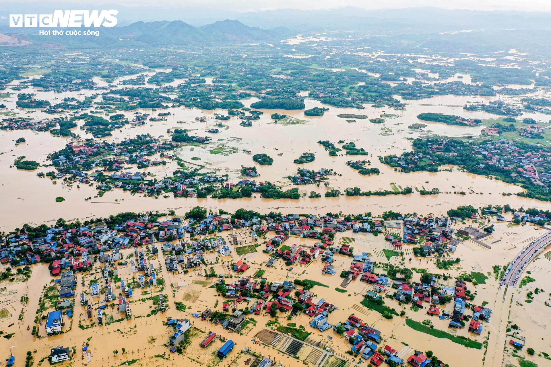 Phố trung tâm Thái Nguyên chìm trong biển nước, có nơi ngập gần nóc nhà - 5