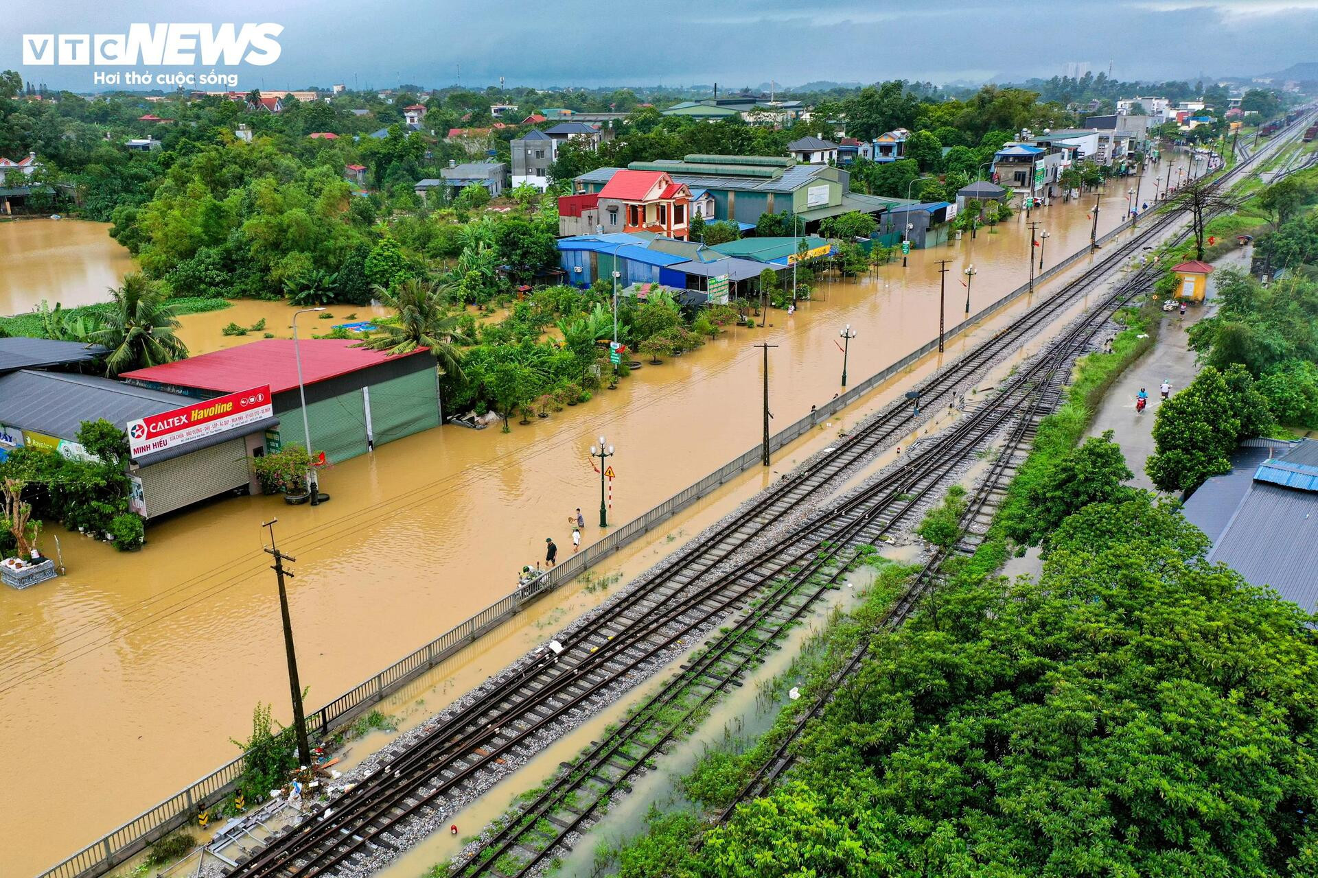 Phố trung tâm Thái Nguyên chìm trong biển nước, có nơi ngập gần nóc nhà - 9