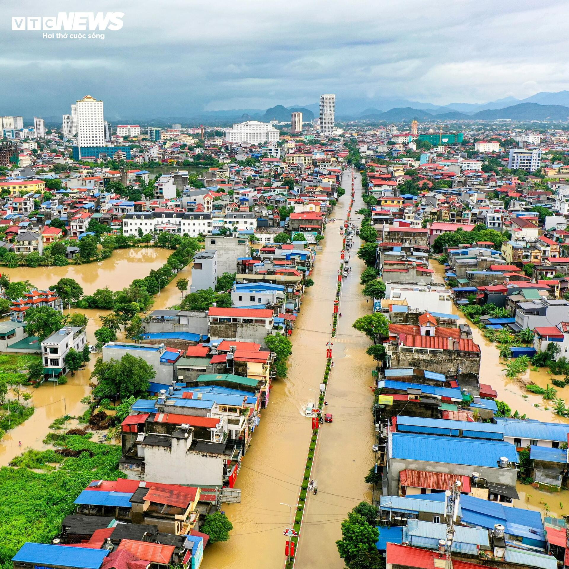 Phố trung tâm Thái Nguyên chìm trong biển nước, có nơi ngập gần nóc nhà - 8
