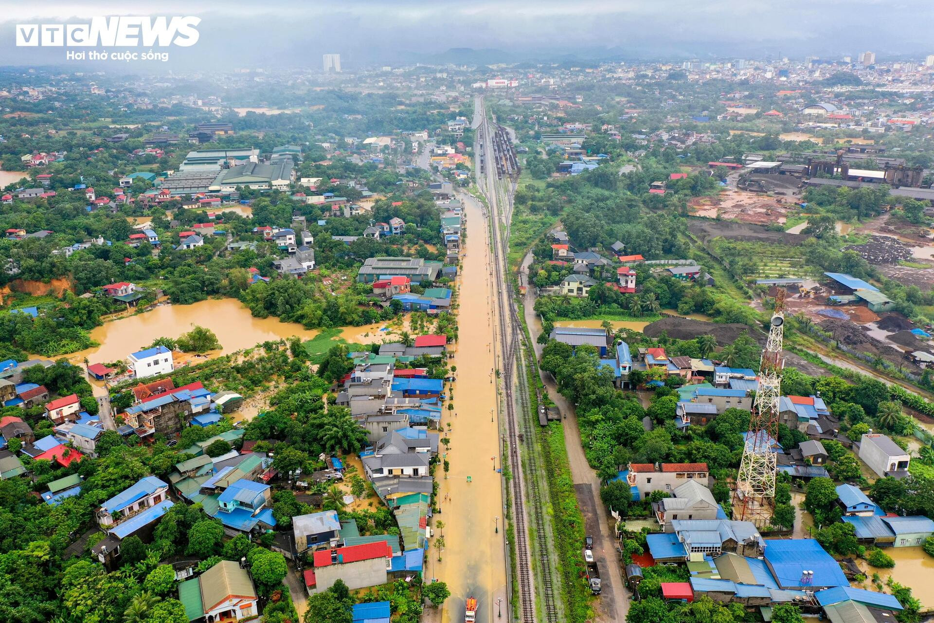 Phố trung tâm Thái Nguyên chìm trong biển nước, có nơi ngập gần nóc nhà - 10