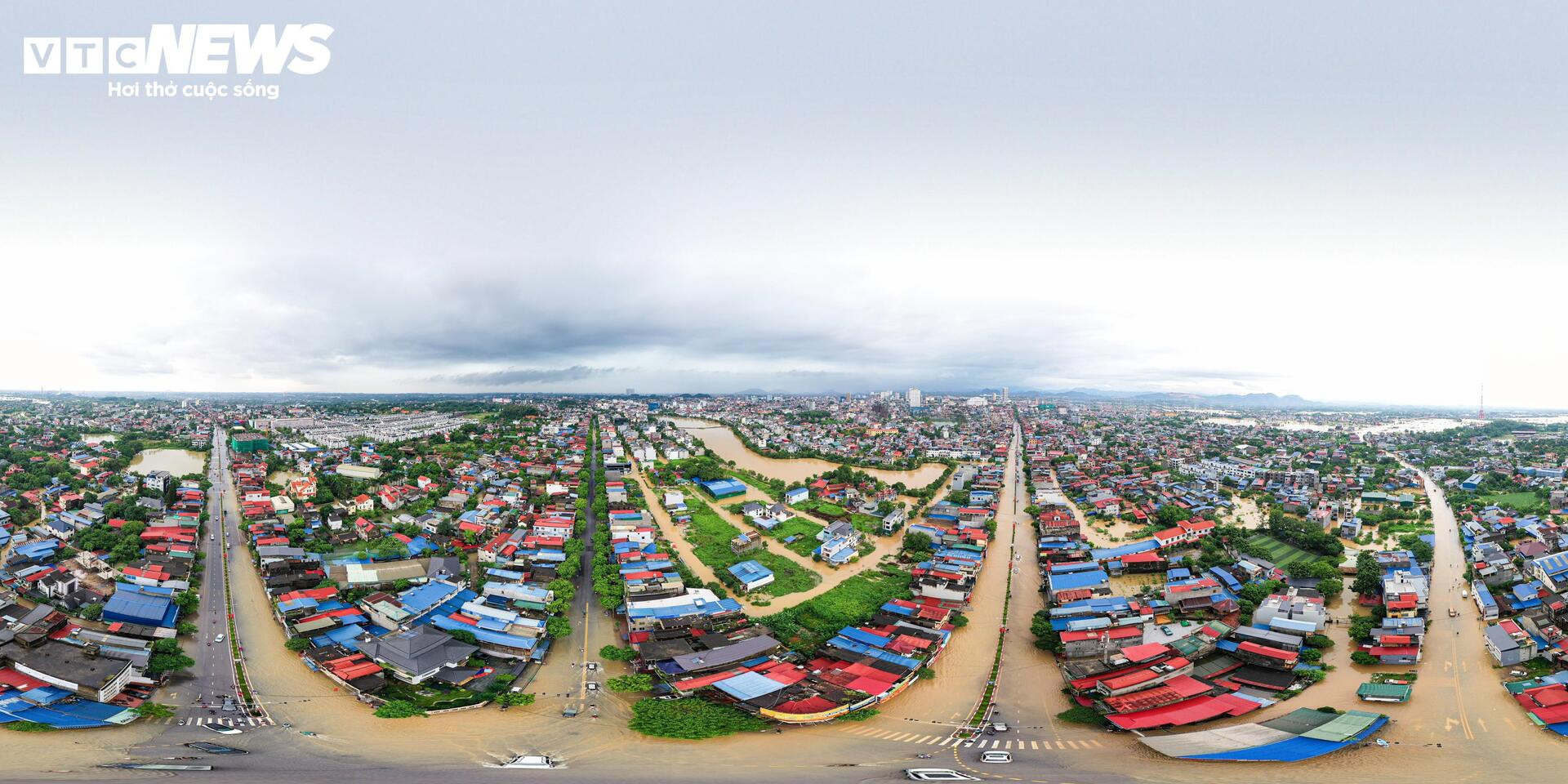 Phố trung tâm Thái Nguyên chìm trong biển nước, có nơi ngập gần nóc nhà - 1