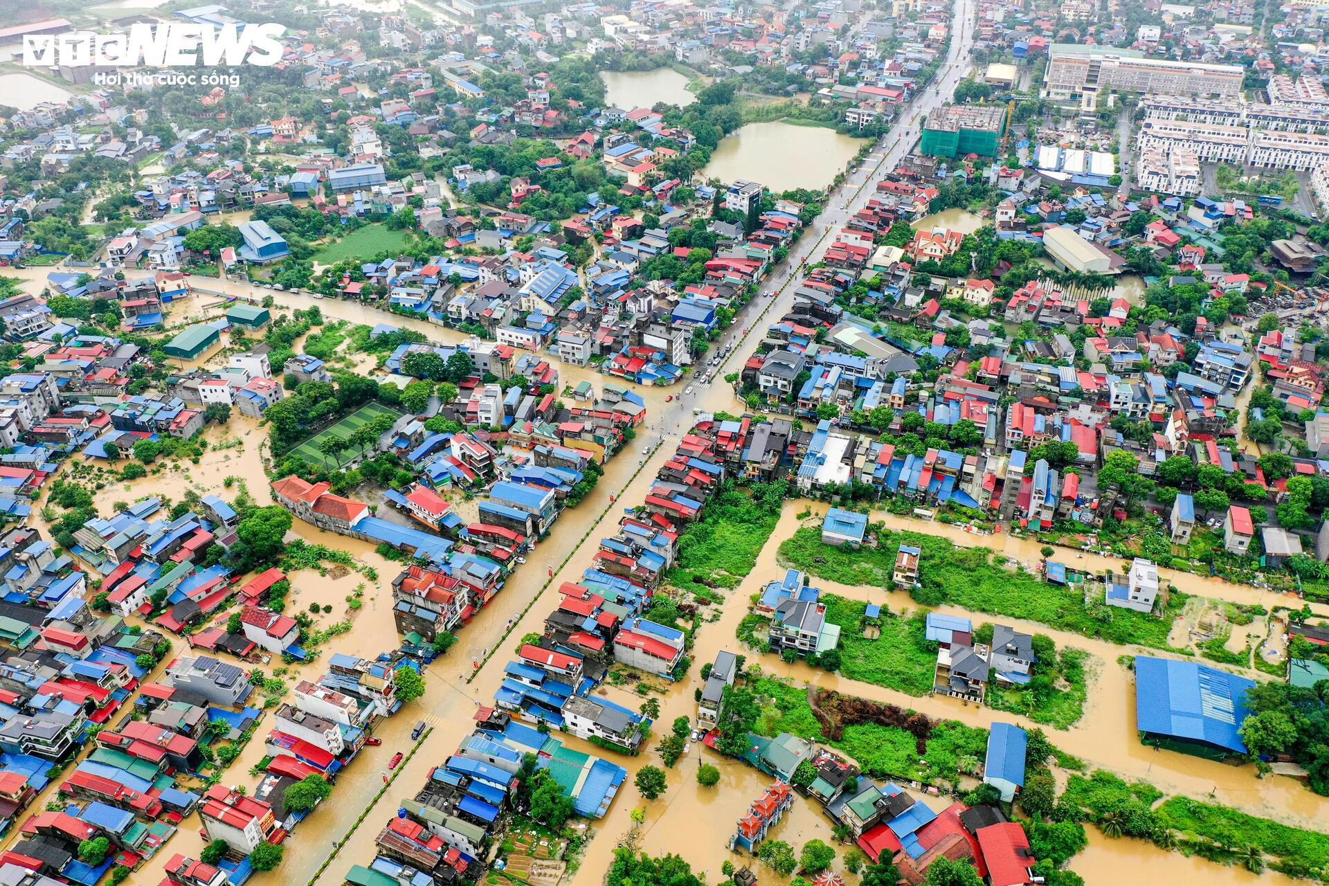 Phố trung tâm Thái Nguyên chìm trong biển nước, có nơi ngập gần nóc nhà - 4
