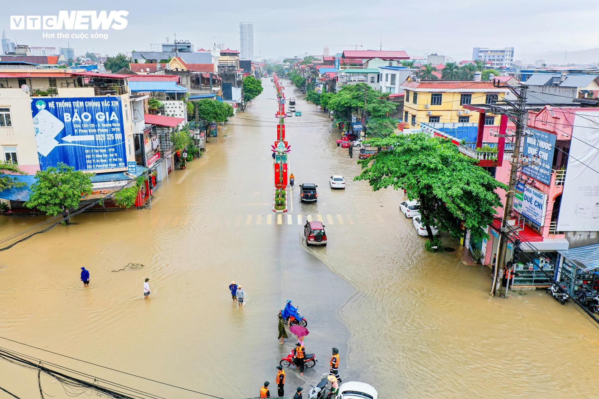 Phố trung tâm Thái Nguyên chìm trong biển nước, có nơi ngập gần nóc nhà - 3