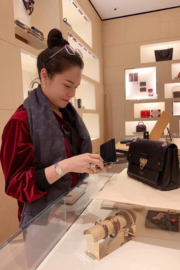 Phú bà Vbiz nhiều năm đều từ thiện tiền tỷ đời thường giàu có ra sao