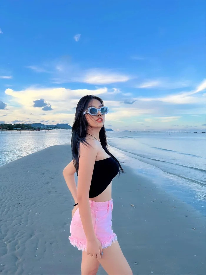 Vợ kém Quang Minh 37 tuổi gây tranh cãi với trang phục phản cảm trước mặt trẻ nhỏ