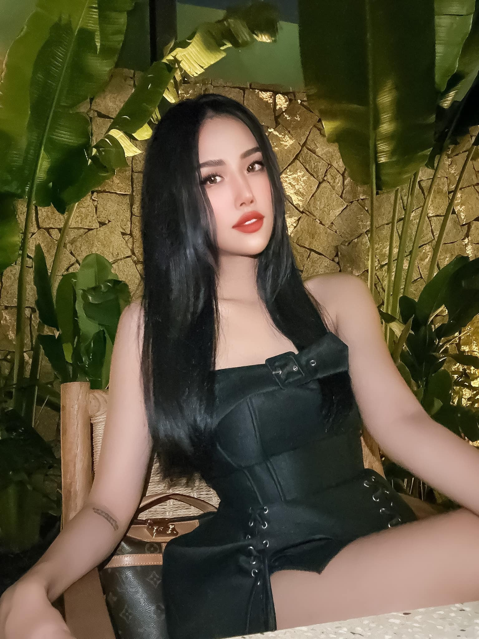 Vợ kém Quang Minh 37 tuổi gây tranh cãi với trang phục phản cảm trước mặt trẻ nhỏ