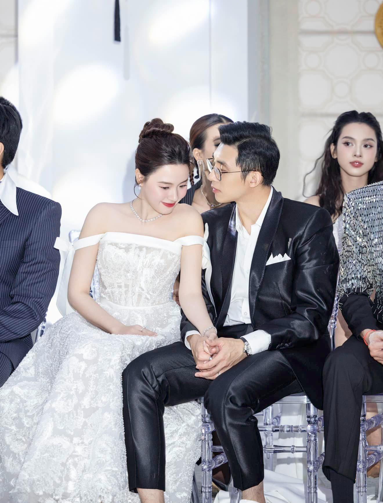 Phát sốt trước loạt hành động có 1  0   2 của chồng thiếu gia dành cho Midu