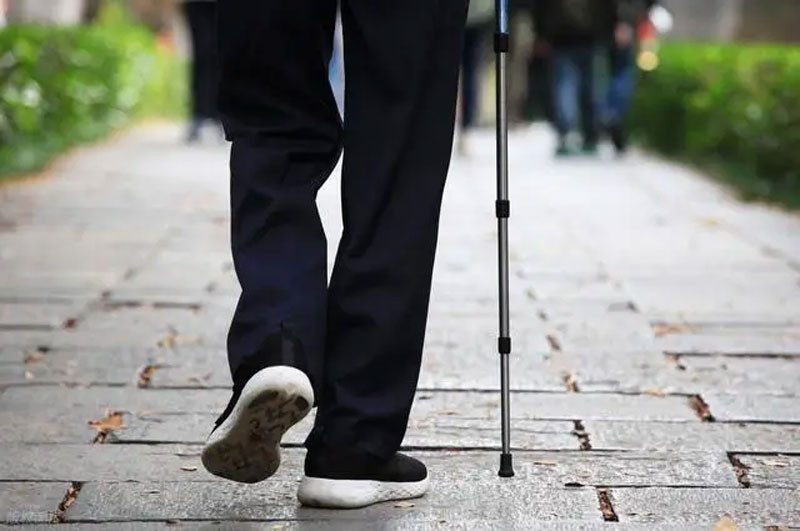 Bác sĩ Người bị cục máu đông thường có 4 triệu chứng khi đi bộ