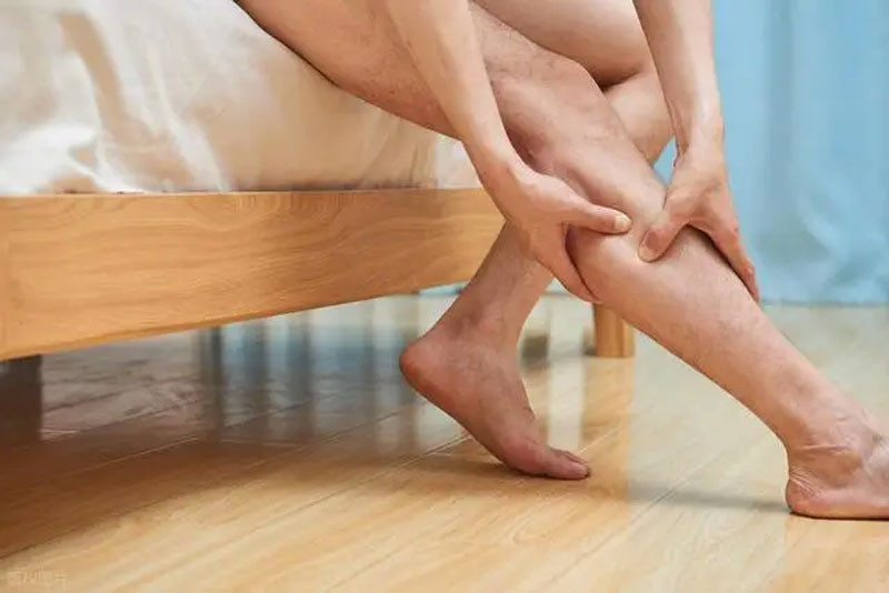 Bác sĩ Người bị cục máu đông thường có 4 triệu chứng khi đi bộ