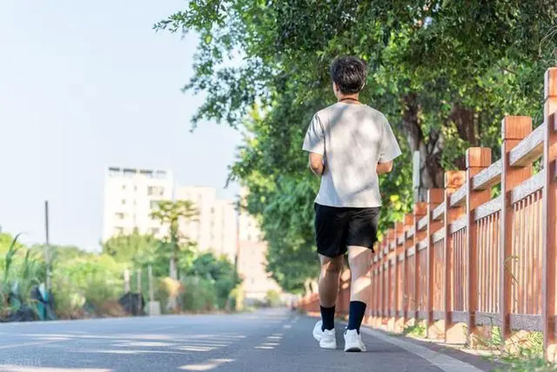 Bác sĩ Người bị cục máu đông thường có 4 triệu chứng khi đi bộ