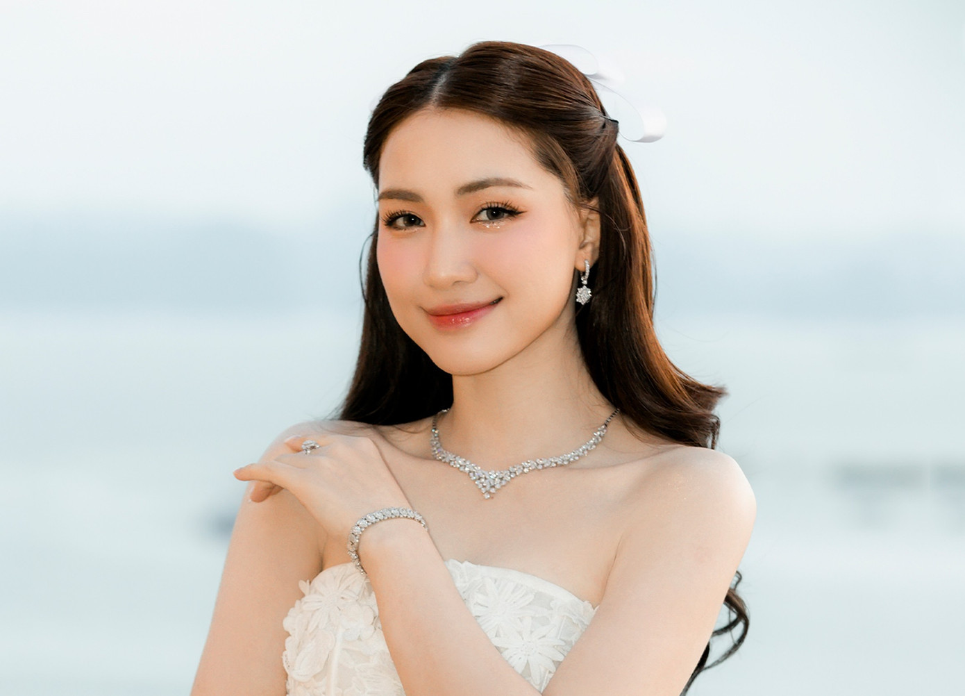 hoa-minzy-va-trang-suc-kim-cuong-loc-phuc.jpg