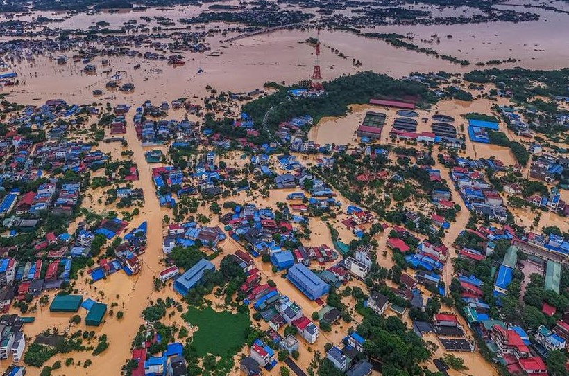 Nước lũ đổ về cuồn cuộn, nhiều nhà dân, ô tô ngập chìm trong