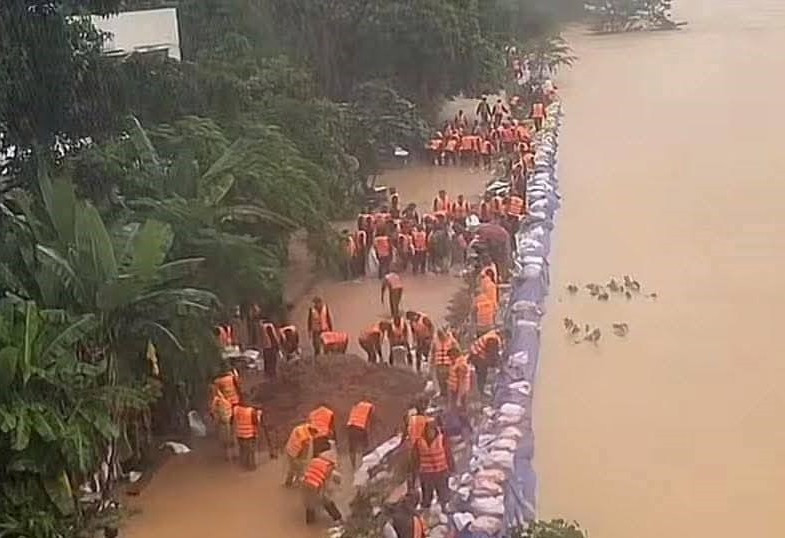 Nước lũ đổ về cuồn cuộn, nhiều nhà dân, ô tô ngập chìm trong