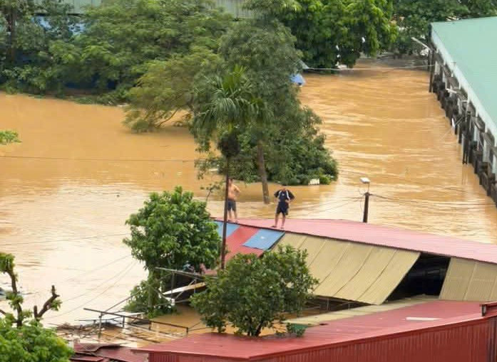 Nước lũ đổ về cuồn cuộn, nhiều nhà dân, ô tô ngập chìm trong