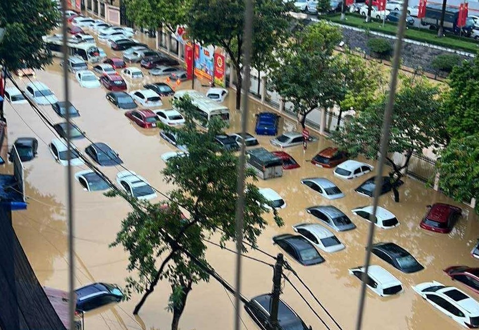 Nước lũ đổ về cuồn cuộn, nhiều nhà dân, ô tô ngập chìm trong