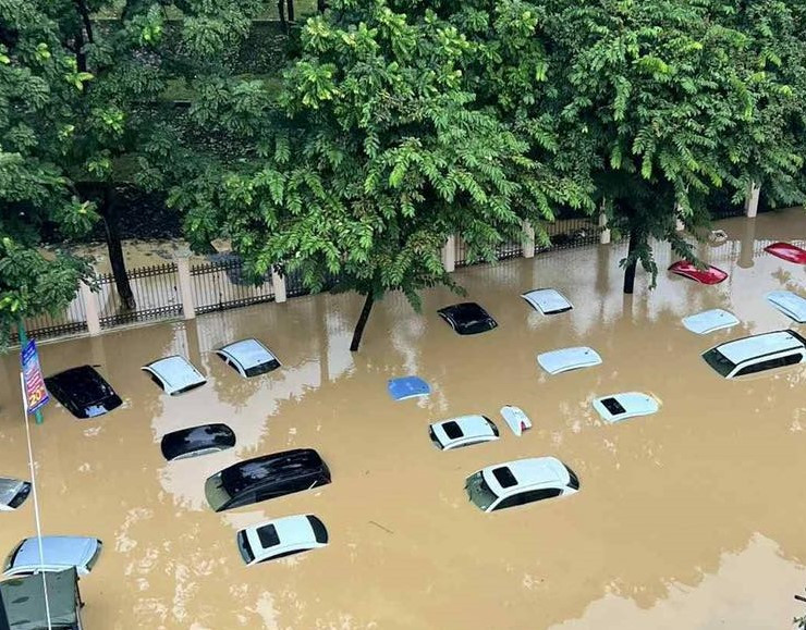 Nước lũ đổ về cuồn cuộn, nhiều nhà dân, ô tô ngập chìm trong