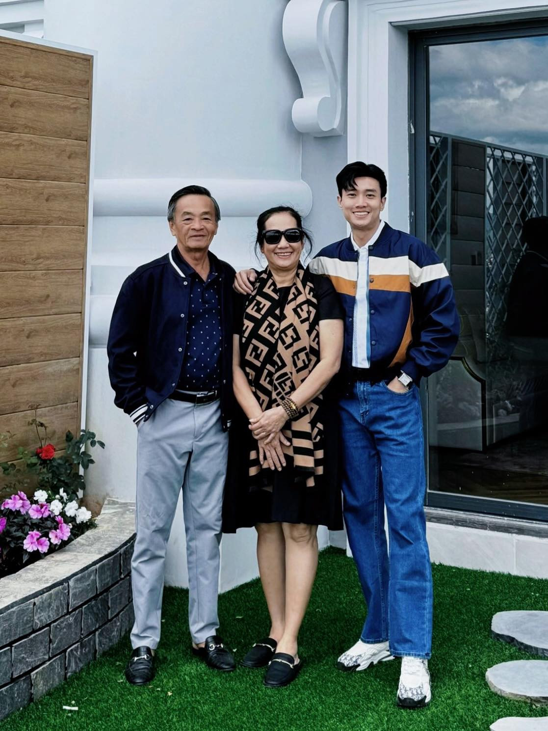 Nam diễn viên miền Tây 'không có thời gian đóng phim VFC' đời thực giàu có ra sao? - Ảnh 5.