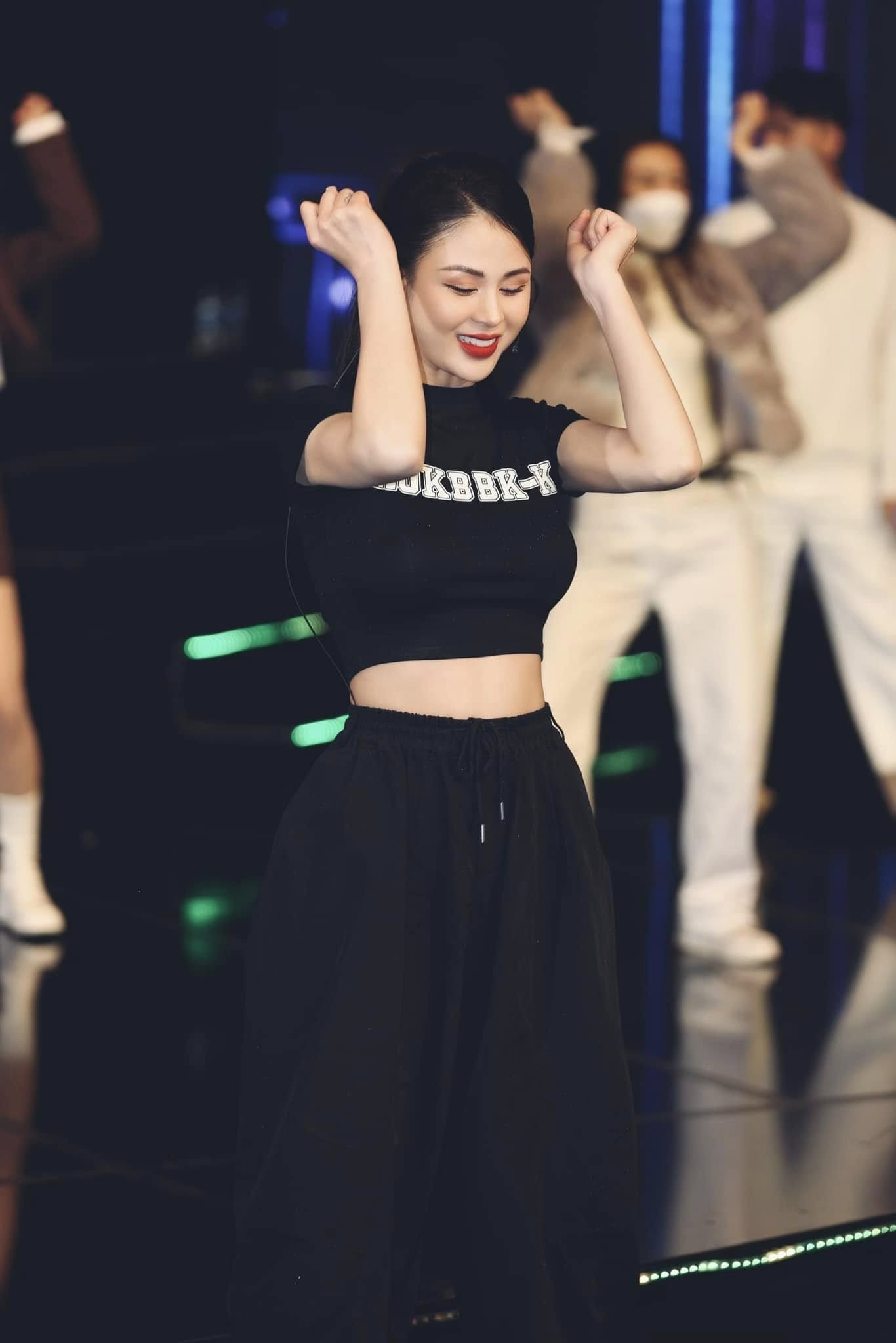 Lương Thu Trang  mix đồ xuống phố ngày thu sang chảnh và nữ tính - Ảnh 10.