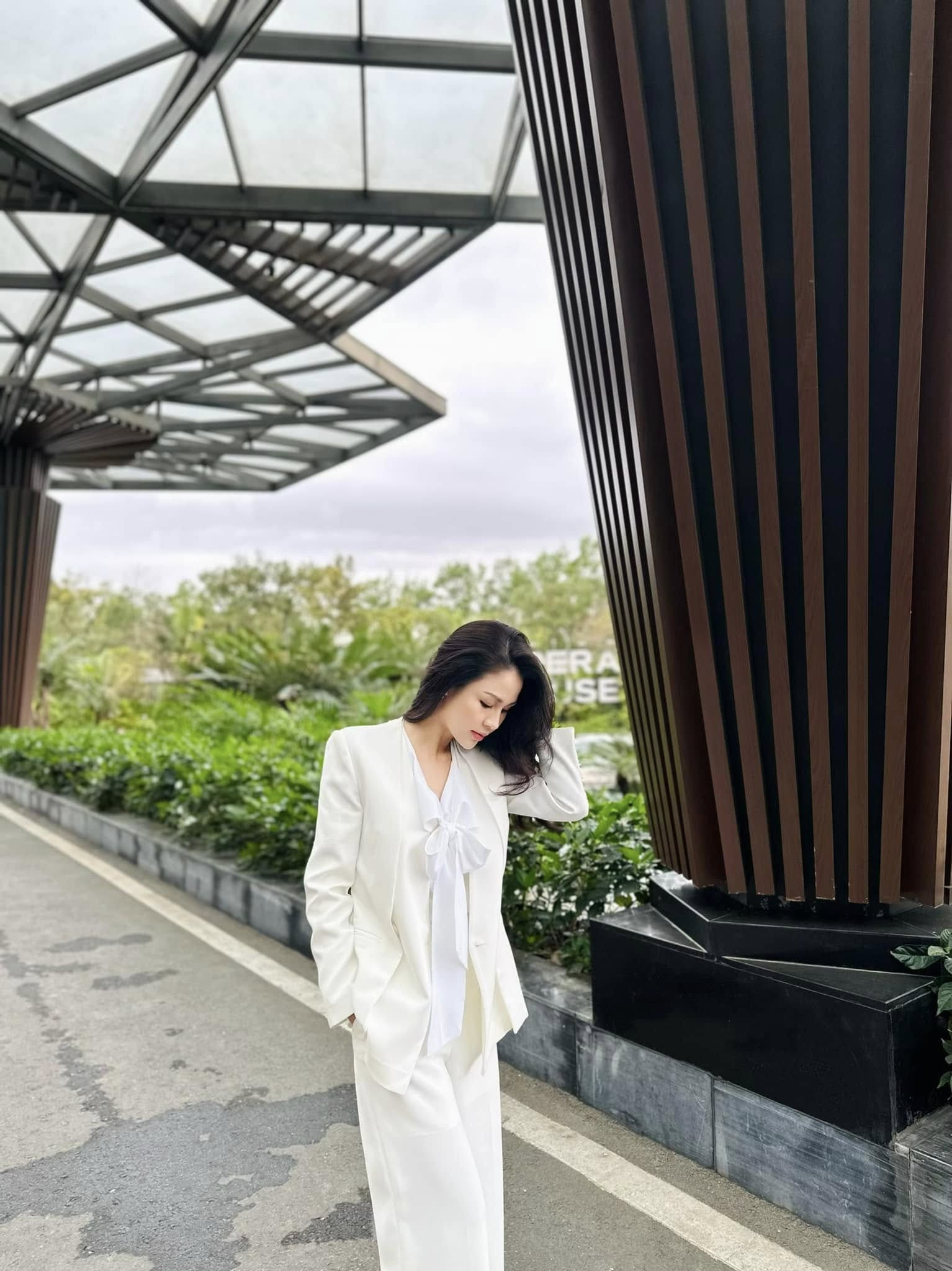 Lương Thu Trang mix đồ xuống phố ngày thu sang chảnh và nữ tính - Ảnh 13.