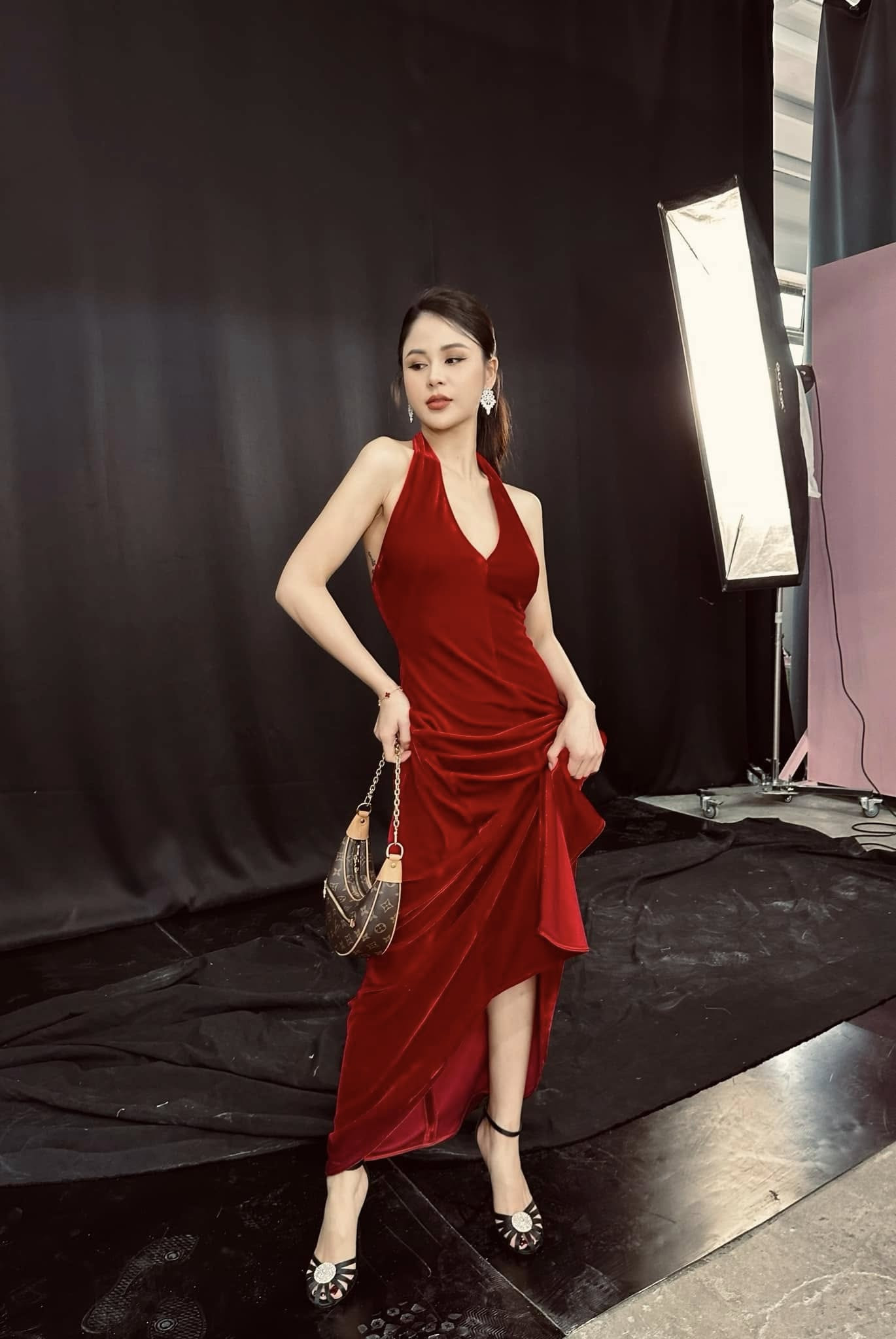 Lương Thu Trang  mix đồ xuống phố ngày thu sang chảnh và nữ tính - Ảnh 6.