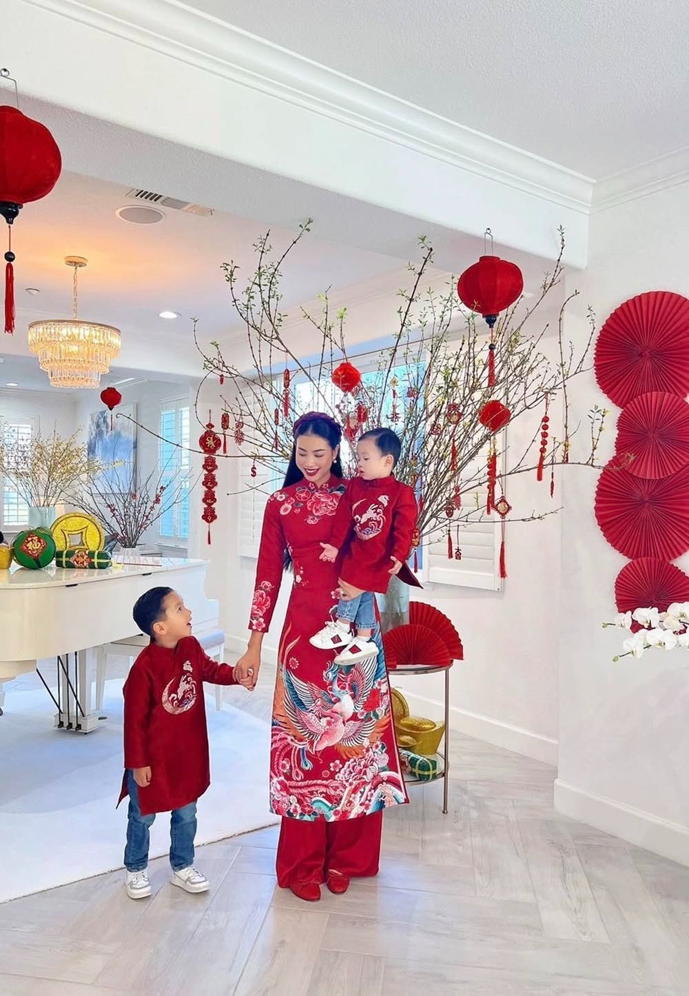 Những lần Phạm Hương checkin trong căn biệt thự 1000m2 góc nào cũng sang chảnh