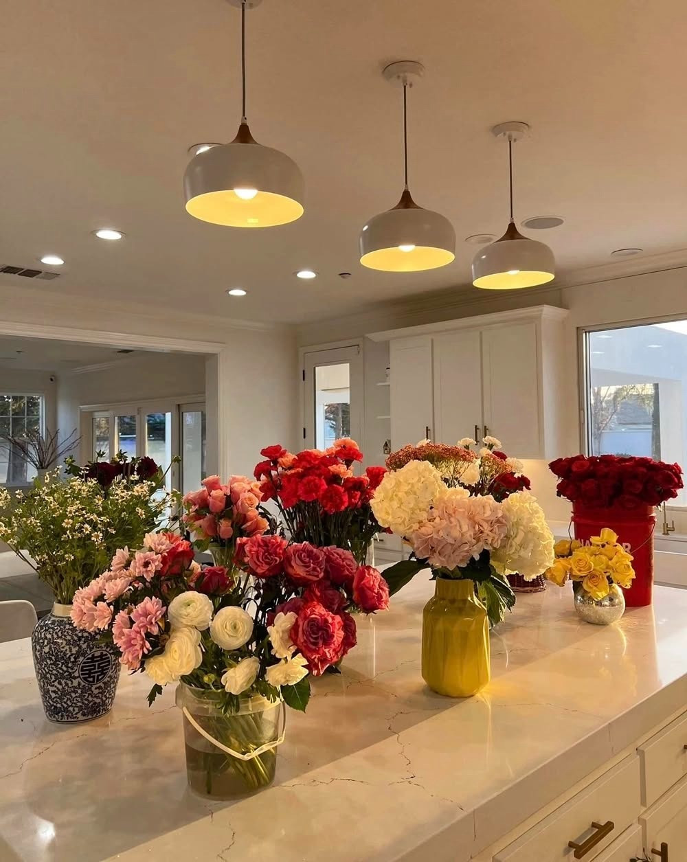 Những lần Phạm Hương checkin trong căn biệt thự 1000m2 góc nào cũng sang chảnh