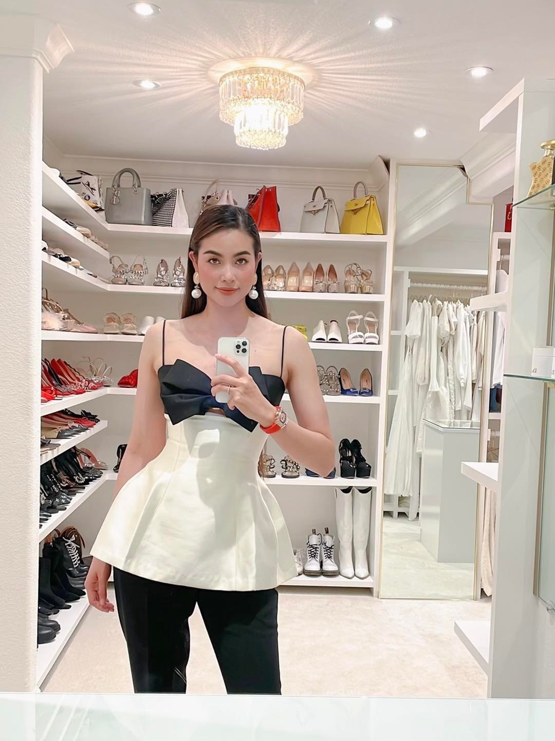 Những lần Phạm Hương checkin trong căn biệt thự 1000m2 góc nào cũng sang chảnh