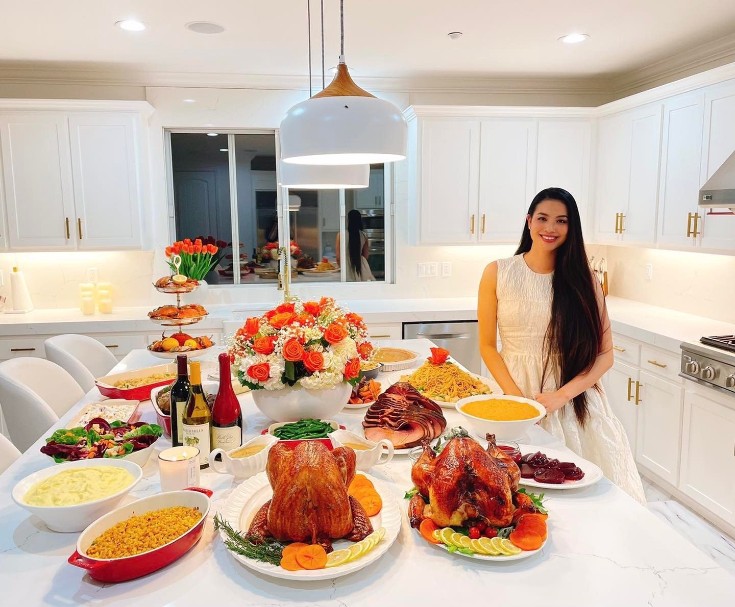 Những lần Phạm Hương checkin trong căn biệt thự 1000m2 góc nào cũng sang chảnh