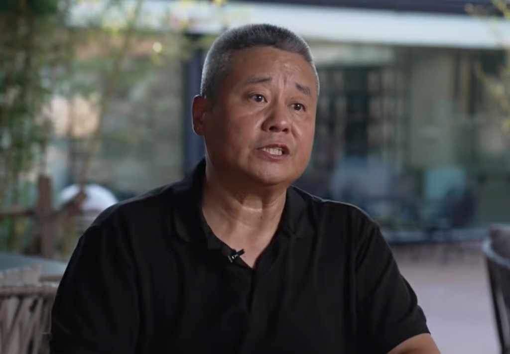 người đàn ông bán xúc xích