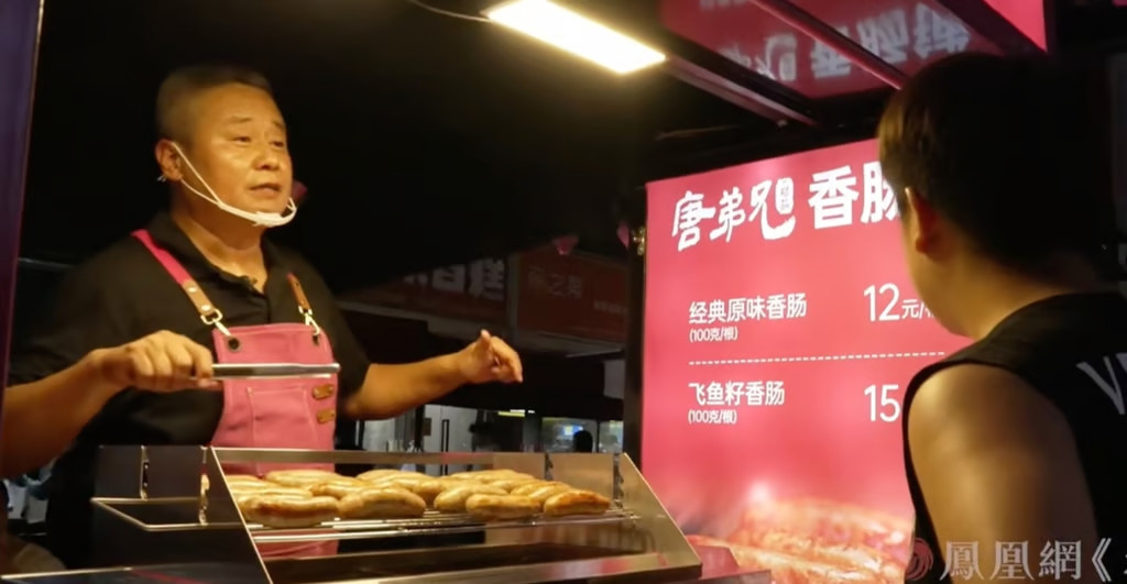 người đàn ông bán xúc xích