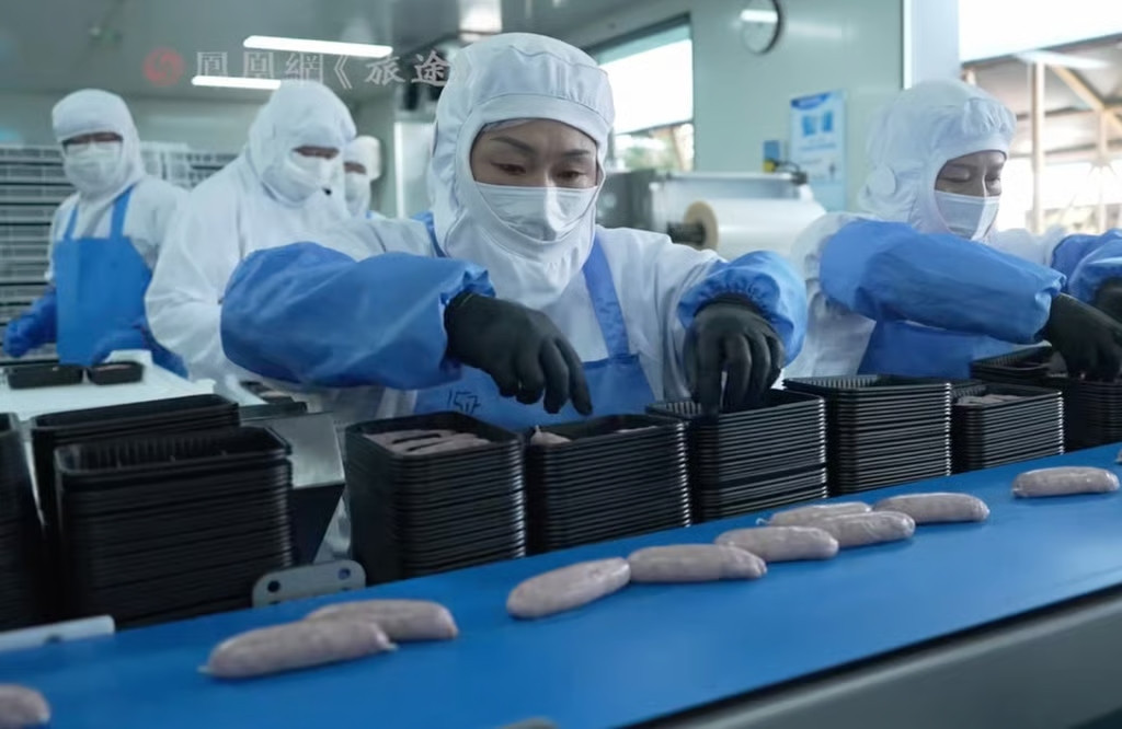 người đàn ông bán xúc xích