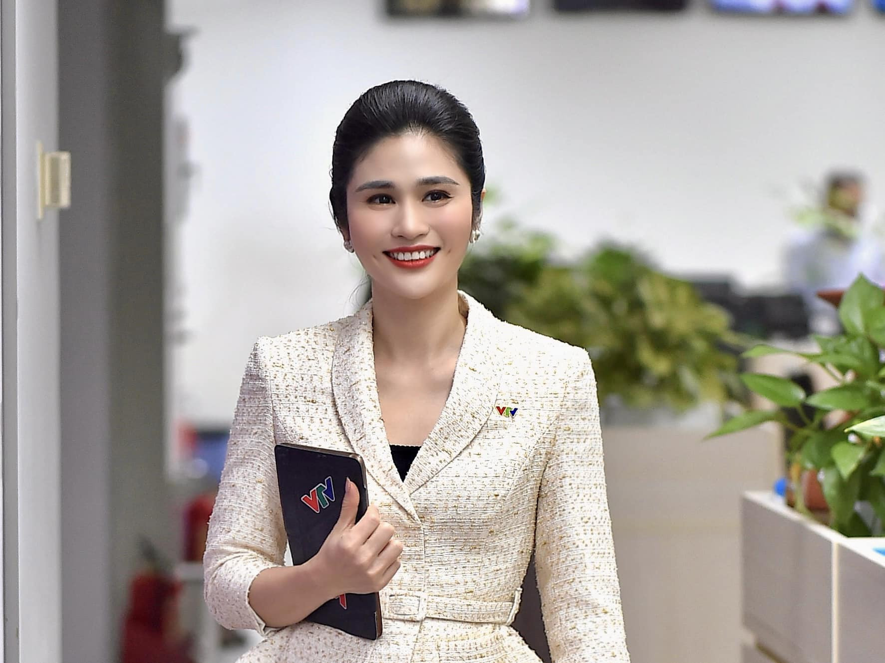 BTV Minh Trang diện trang phục trên truyền hình và đời thực khác nhau ra sao? - Ảnh 8.