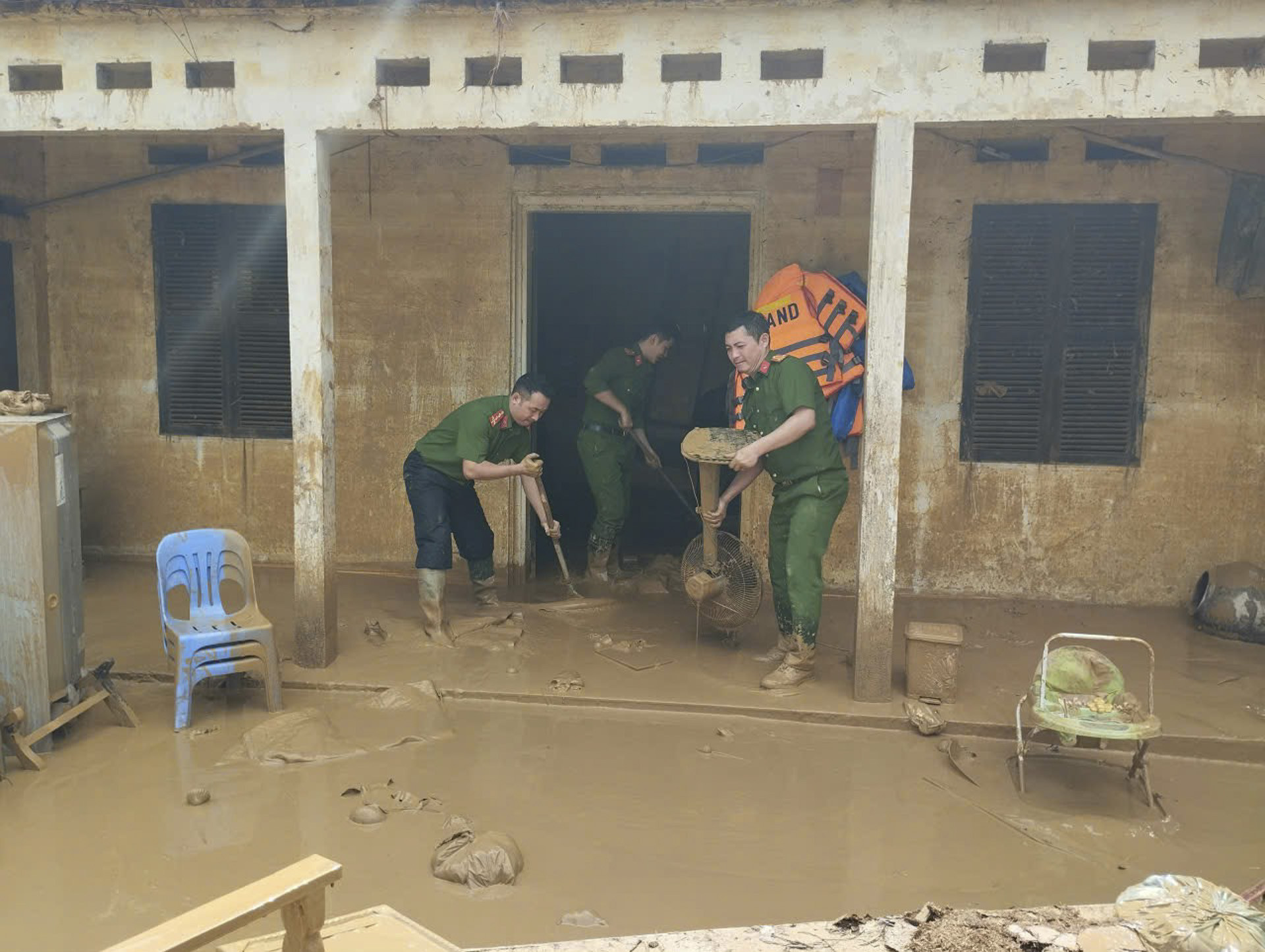 công an ngâm mình trong nước_2.JPG