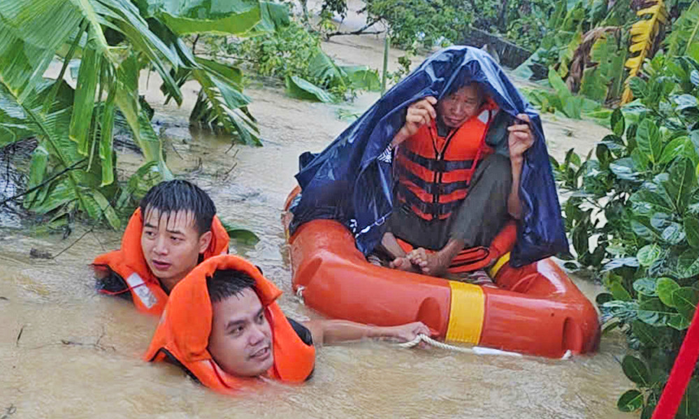 Lực lượng cảnh sát cứu hộ, cứu nạn đưa người dân Đồng Kỳ ra khỏi khu vực bị cô lập.  .jpg